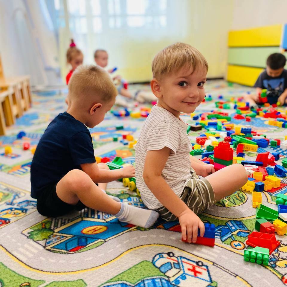 Дети играют в садике в Санкт-Петербурге Дети играют в садике в Санкт-Петербурге