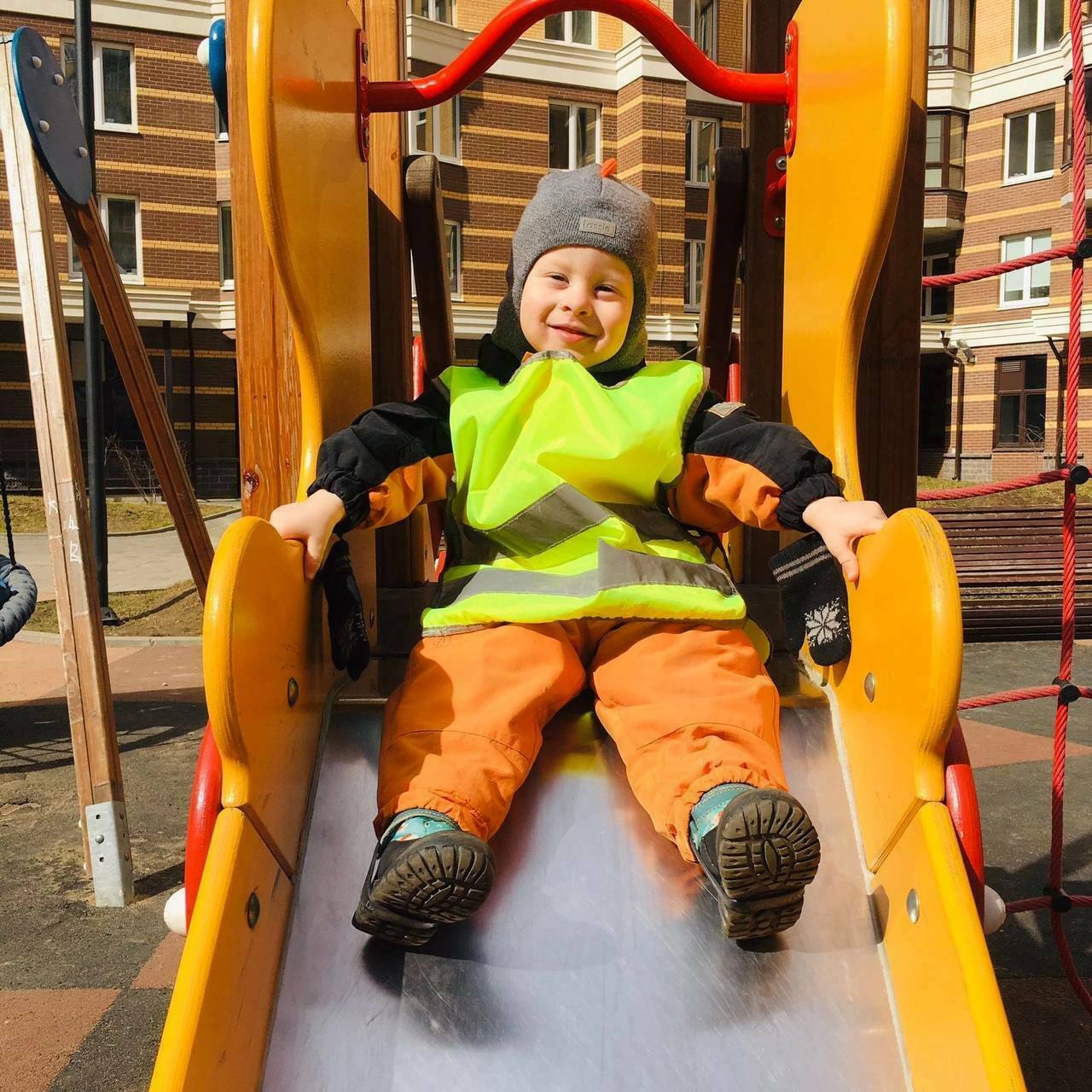 Ребёнок скатывается с горки на площадки у садика Мими Дом Ребёнок скатывается с горки на площадки у садика Мими Дом