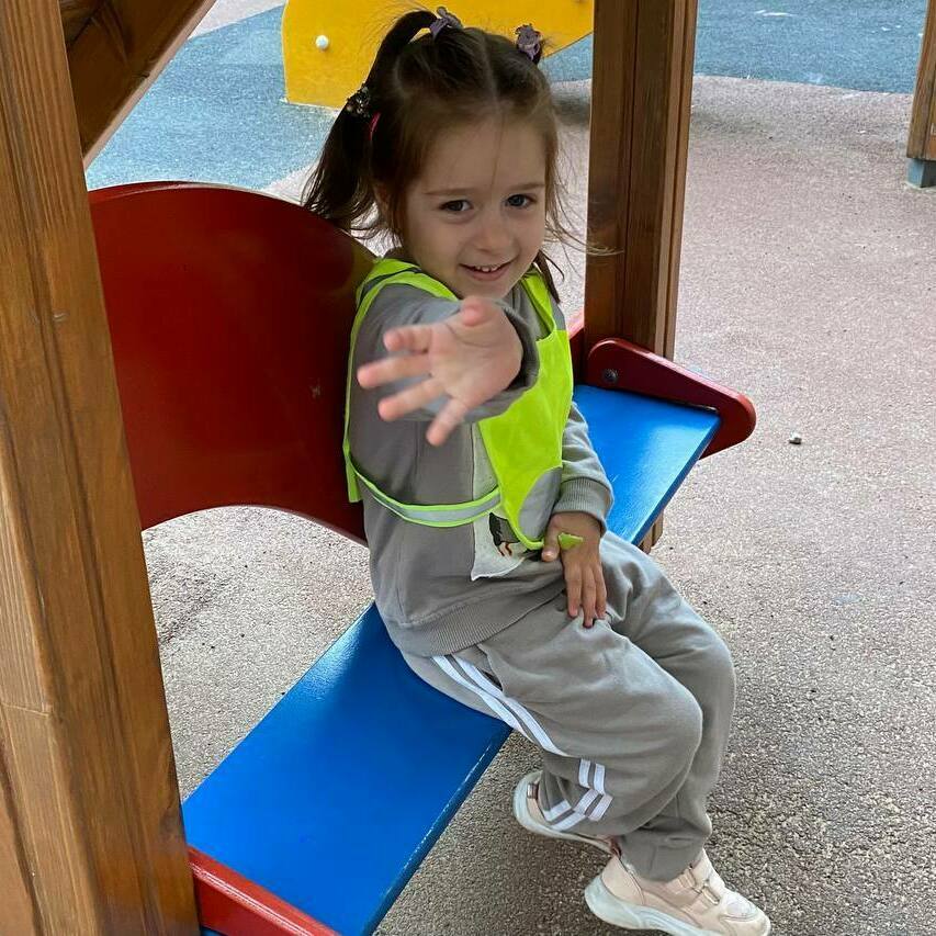 Ребёнок гуляет возле детского сада Мими Дом Ребёнок гуляет возле детского сада Мими Дом