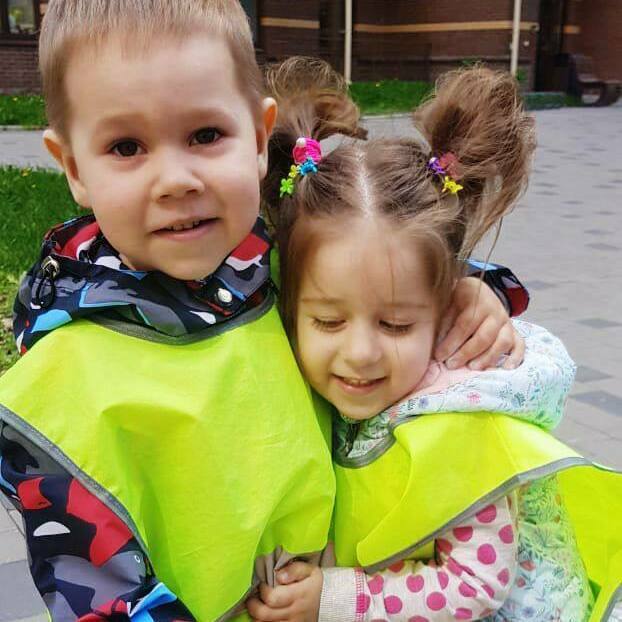 Дети на прогулки возле садика Мими Дом Дети на прогулки возле садика Мими Дом