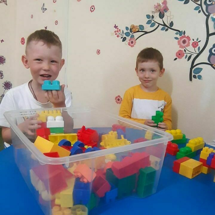 Дети играю в садике Дети играю в садике